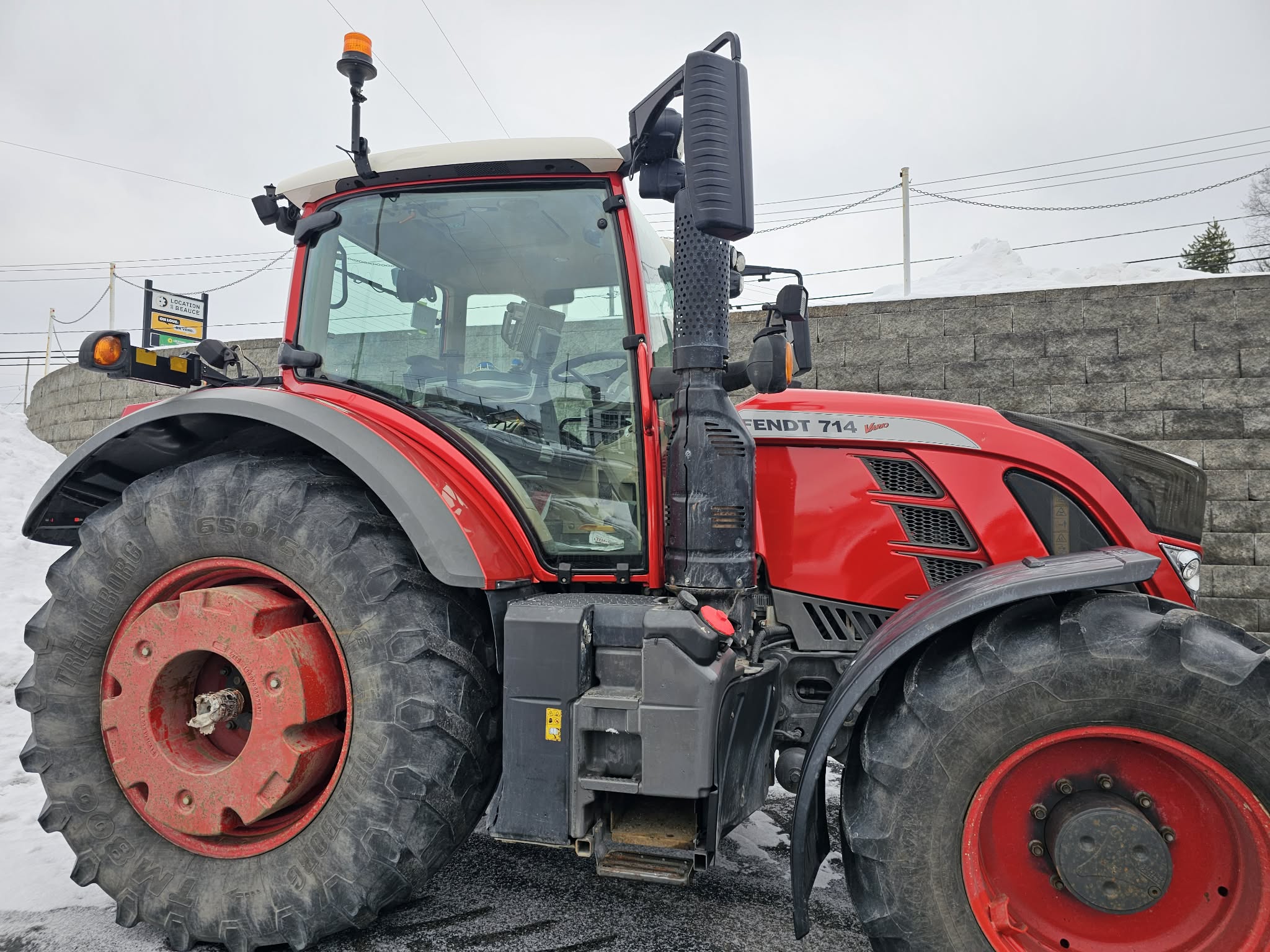 Tracteur rouge comme exemple de projet special de machinerie