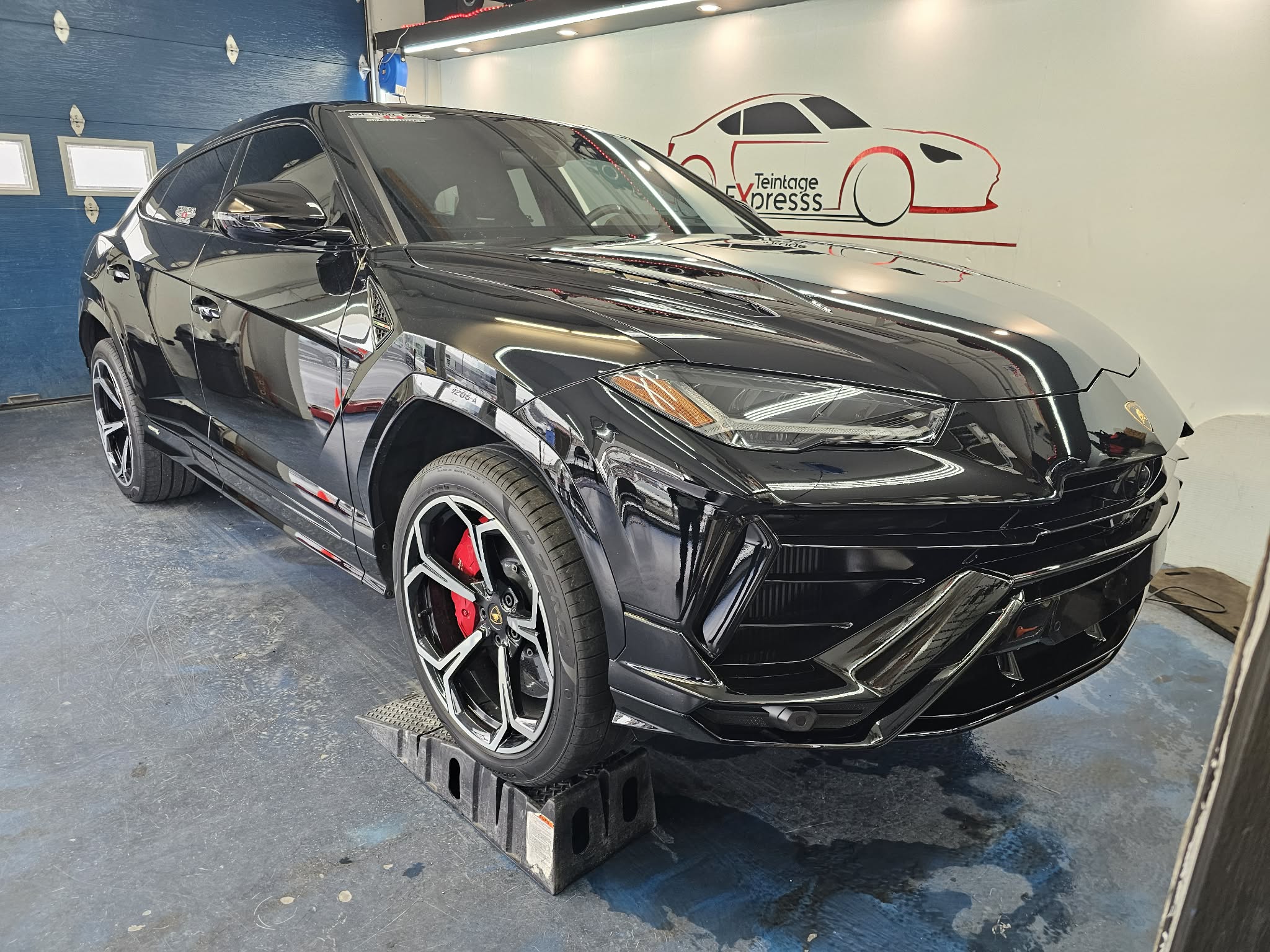 Lamborghini Urus noire avec vitres teintees finies dans l'atelier Teintage Express
