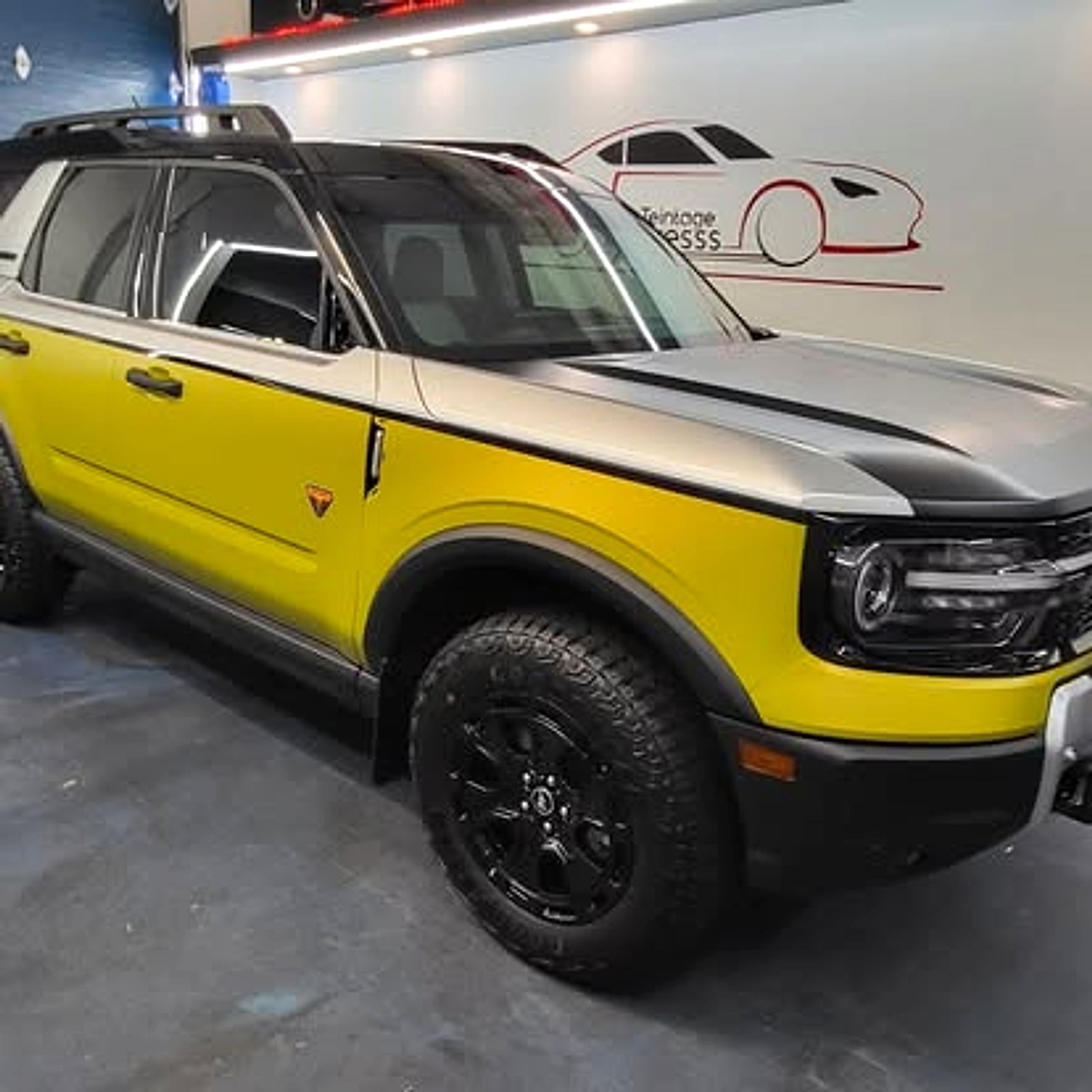 Bronco jaune avec accents visuels comme exemple de projet special sur demande