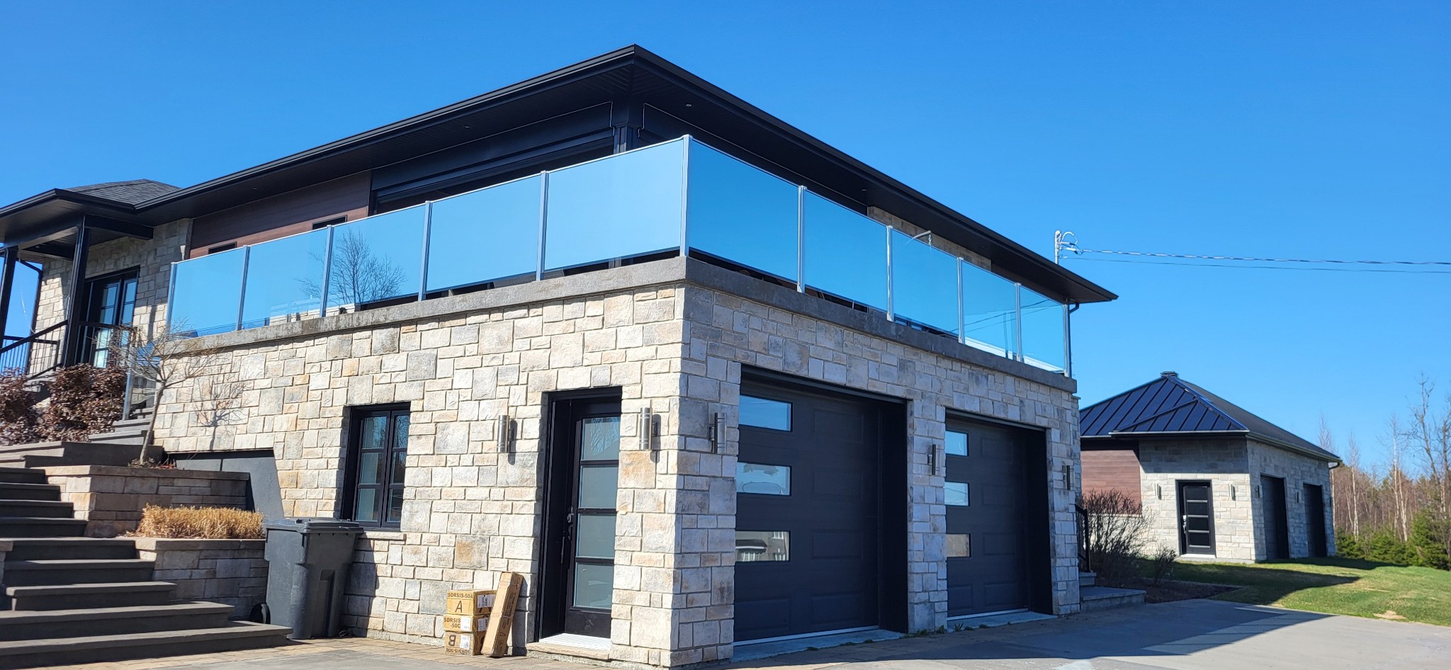 Residence avec surfaces vitrees plus intimes et rendu propre