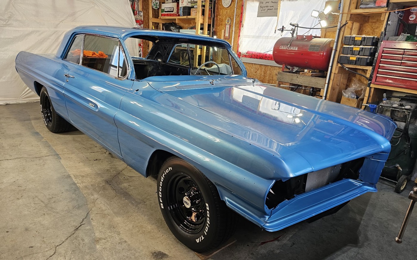 Auto bleue classique comme exemple de projet special realise par Teintage Express