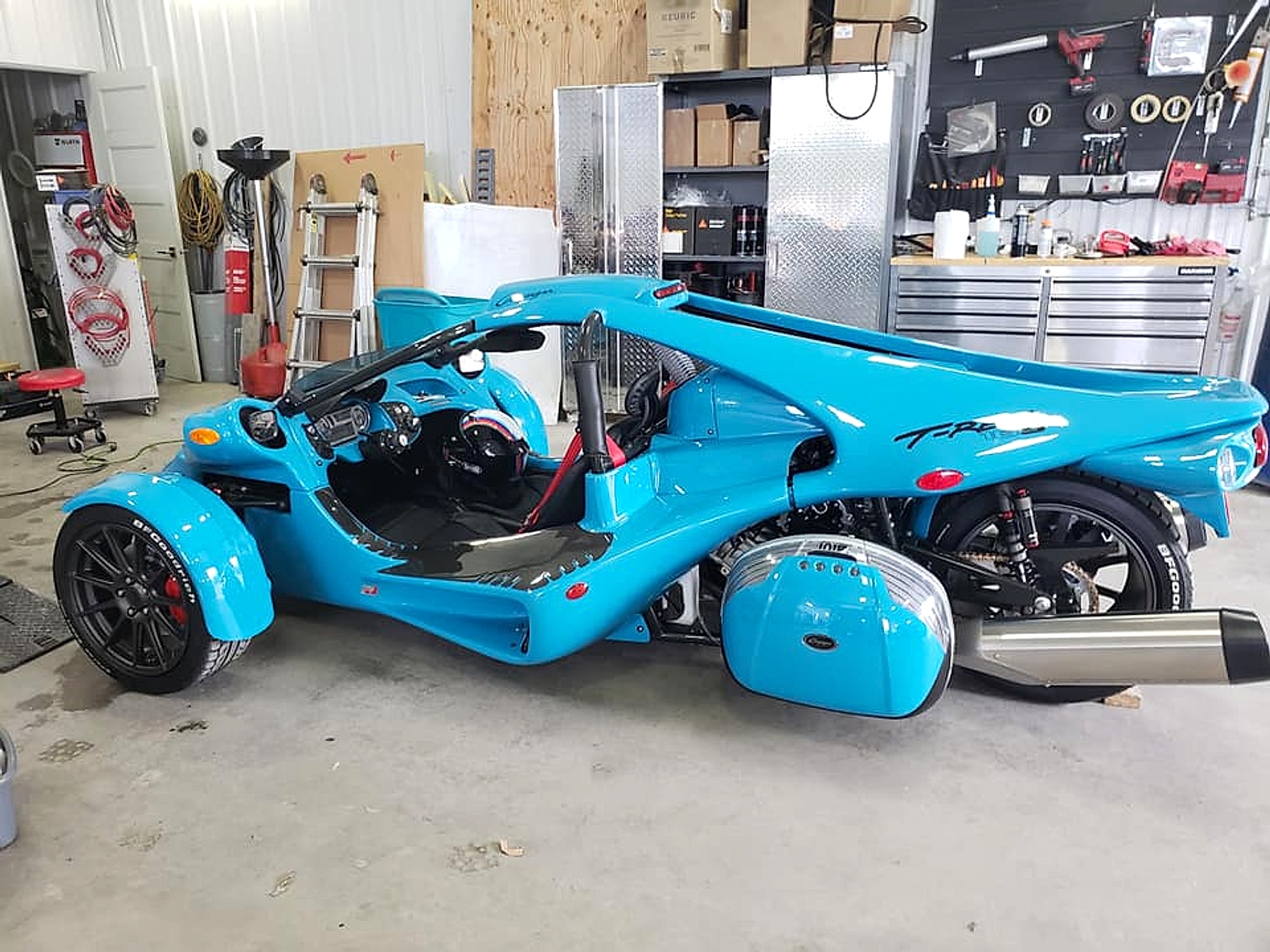 T-Rex comme exemple de vehicule atypique travaille par Teintage Express